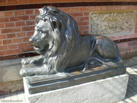лев у музея