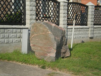 камень у ограды